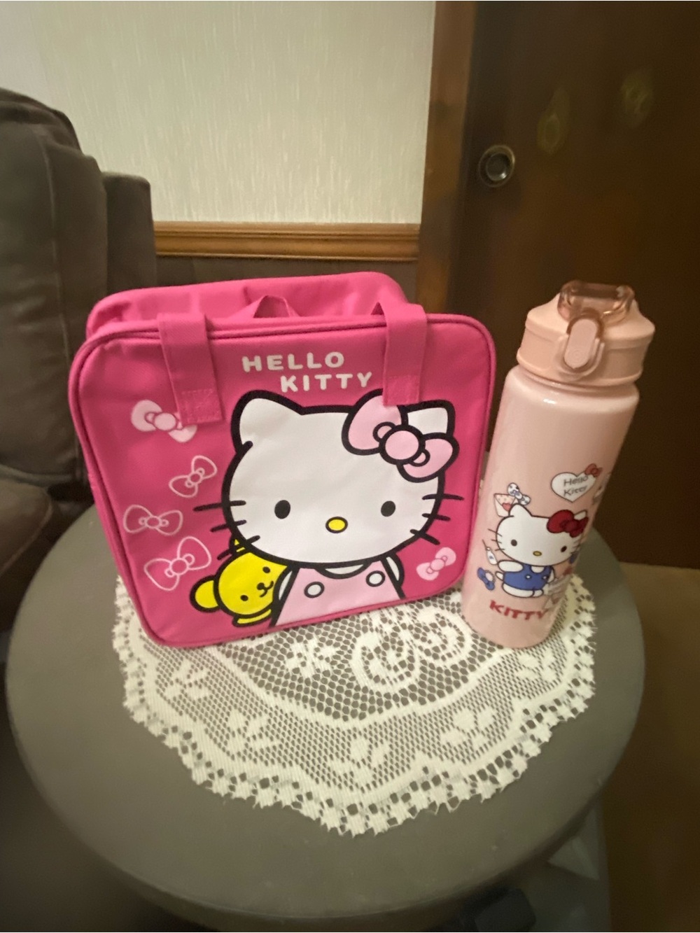 Hello Kitty Pink Character Lunch Tote with Bow Accent and water bottle - Picture 5 of 9